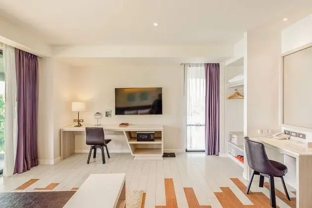 Deluxe Corner Room