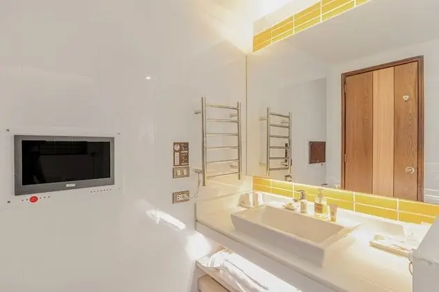 Deluxe Corner Room