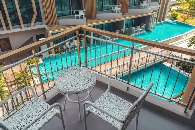 Deluxe Tek Büyük veya İki Ayrı Yataklı Oda, Havuz Manzaralı