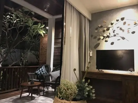 Deluxe Tek Büyük Yataklı Oda, Havuz Kullanımı, Bahçe Manzaralı