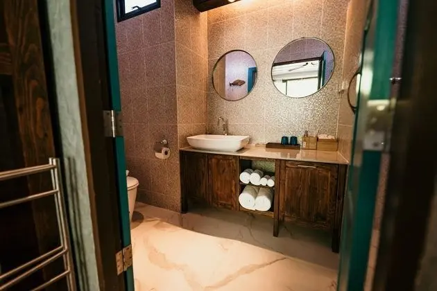 Deluxe Tek Büyük Yataklı Oda, Havuz Kullanımı, Bahçe Manzaralı