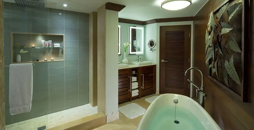 Süit, 1 Yatak Odası, Okyanus Manzaralı (Beachfront Butler Suite with Balcony)