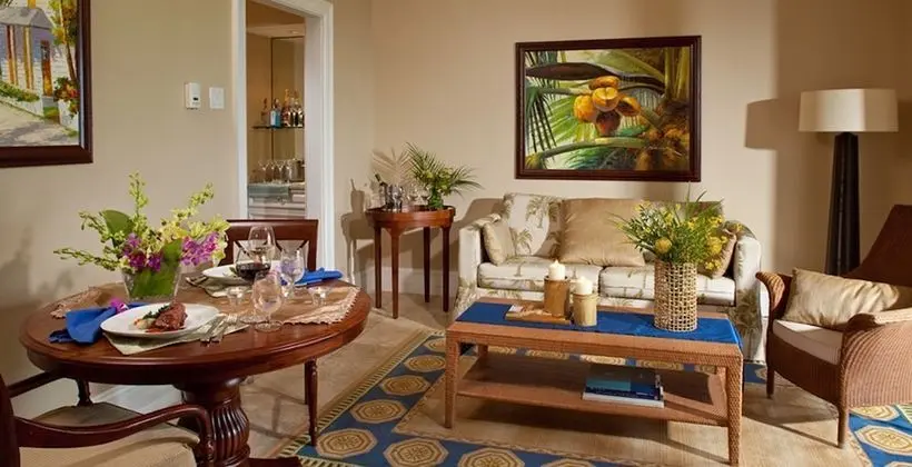 Luxury Süit, 1 Yatak Odası, Kısmi Deniz Manzarası (Beach House One Bedroom Butler Suite)