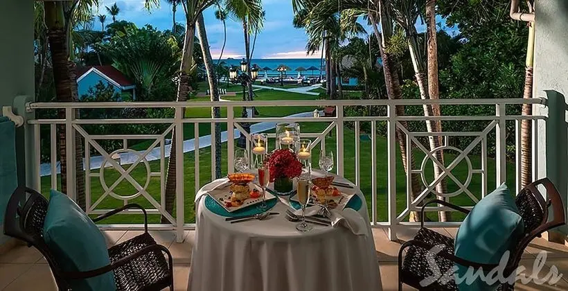 Club Süit, 1 Yatak Odası, Bahçe Manzaralı (Caribbean Walkout Club Level Veranda)