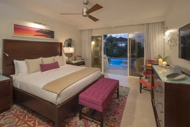 Romantic Oda, 1 Yatak Odası, Havuz Manzaralı (Crystal Lagoon Swim-up w/ Patio)
