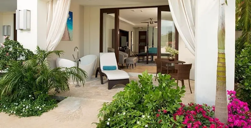 Honeymoon Süit, 1 Yatak Odası, Havuz Manzaralı (South Seas Honeymoon Junior Suite)