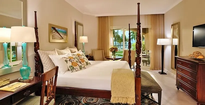 East Bay Poolside Walkout Club Level Room (PC)