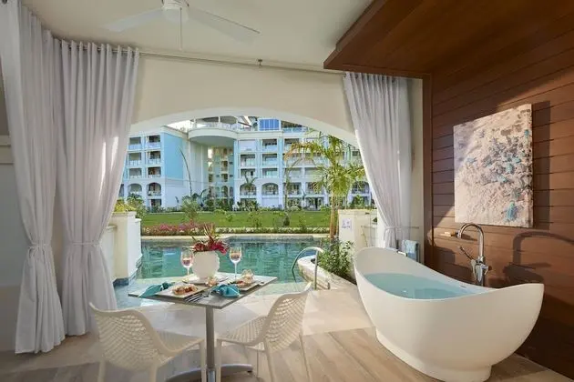 Royal Süit, 1 Yatak Odası, Havuz Manzaralı (Royal Seaside Swim-up)