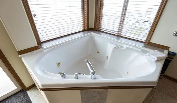 Luxury Süit, 1 En Büyük (King) Boy Yatak, Sıcak Su Küveti (Second Floor w/ Balcony)