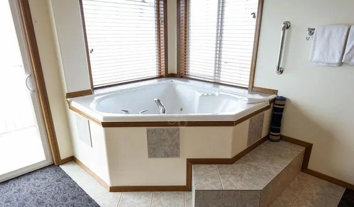 Luxury Süit, 1 En Büyük (King) Boy Yatak, Sıcak Su Küveti (Second Floor w/ Balcony)