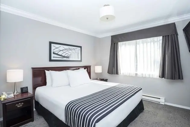 2 Bedroom Suite, 1 King, 1 Queen, Sofa Bed, Kitchen