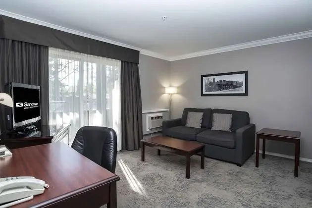 2 Bedroom Suite, 1 King, 1 Queen, Sofa Bed, Kitchen