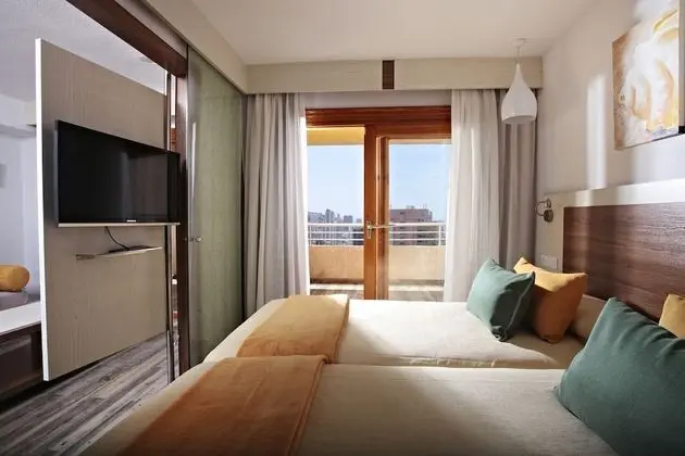 Superior Süit, Teras, Havuz Manzaralı (2 Adults and 2 Children)