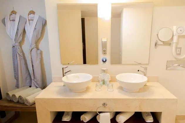 Royal Elite One Bedroom Suite (2 Adults 2 children)