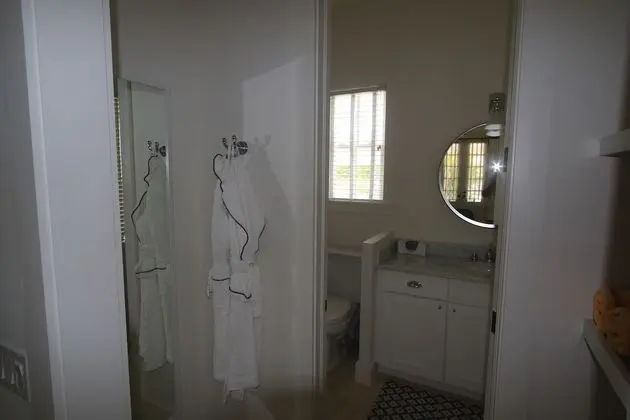 Master Suite - 1 King Bed (Harbor View)