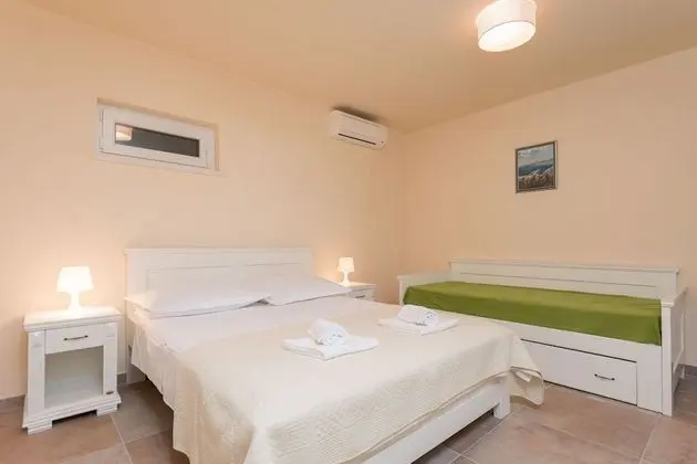 Ev (Sandra - with swimming pool - H(7))