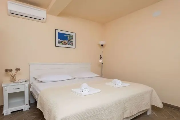 Ev (Sandra - with swimming pool - H(7))