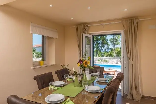 Ev (Sandra - with swimming pool - H(7))