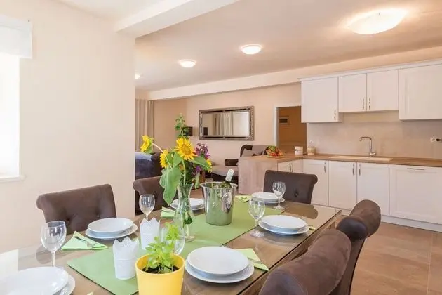 Ev (Sandra - with swimming pool - H(7))