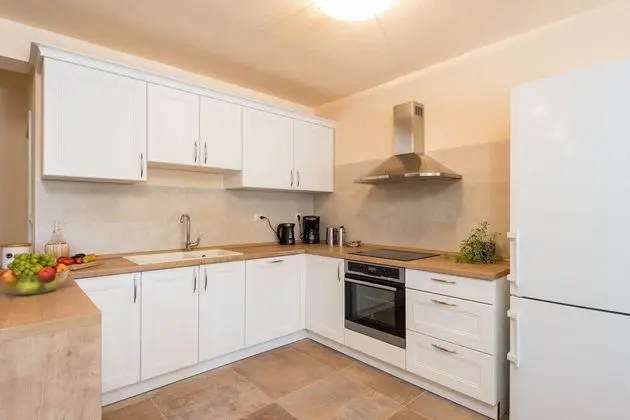 Ev (Sandra - with swimming pool - H(7))