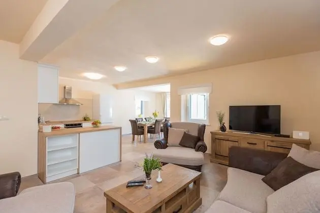 Ev (Sandra - with swimming pool - H(7))