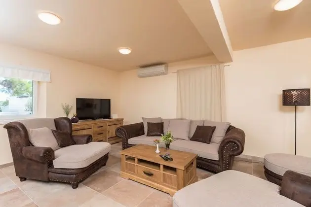 Ev (Sandra - with swimming pool - H(7))