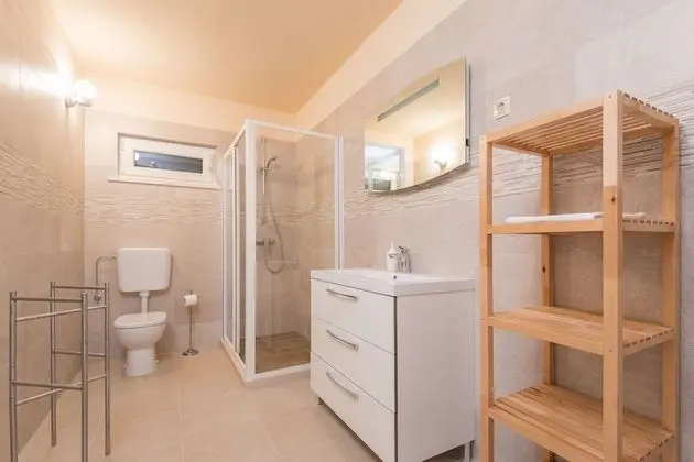 Ev (Sandra - with swimming pool - H(7))