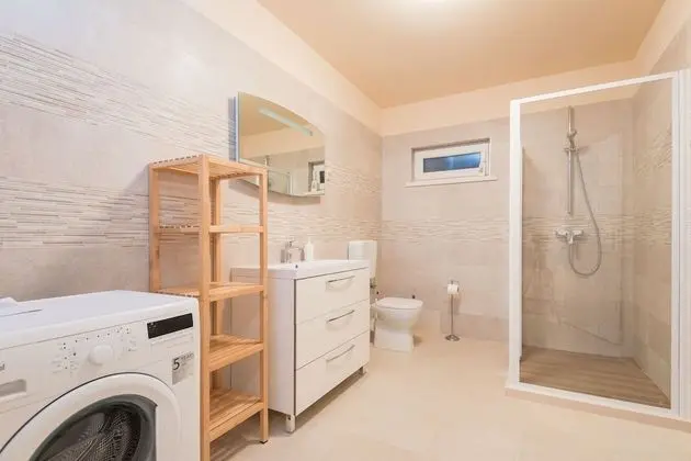 Ev (Sandra - with swimming pool - H(7))