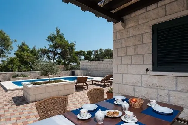 Ev (Sandra - with swimming pool - H(7))