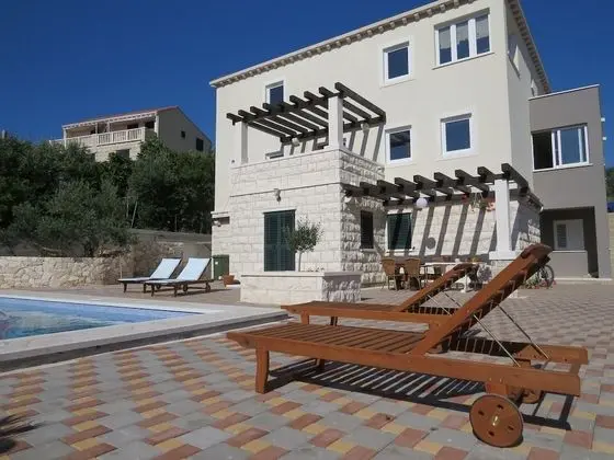 Ev (Sandra - with swimming pool - H(7))