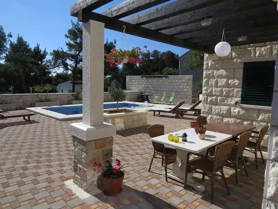 Ev (Sandra - with swimming pool - H(7))