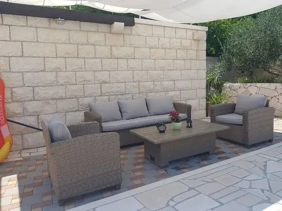 Ev (Sandra - with swimming pool - H(7))