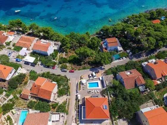 Ev (Sandra - with swimming pool - H(7))