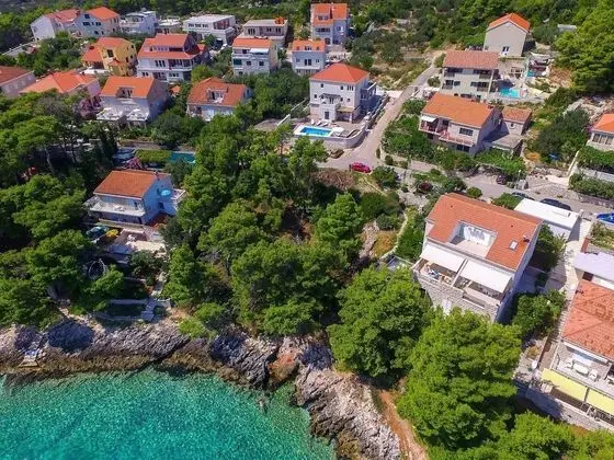 Ev (Sandra - with swimming pool - H(7))