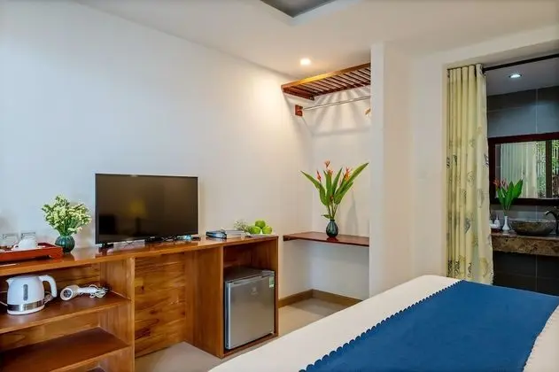 Deluxe Tek Büyük Yataklı Oda, Havuz Manzaralı