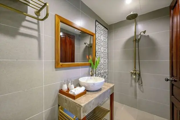 Deluxe Tek Büyük Yataklı Oda, Havuz Manzaralı