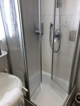 Üç Kişilik Oda