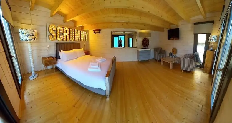 Deluxe Tek Büyük Yataklı Oda, Özel Banyo, Avlu Manzaralı (Scrummy Cabin)