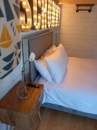 Deluxe Tek Büyük Yataklı Oda, Özel Banyo, Avlu Manzaralı (Scrummy Cabin)