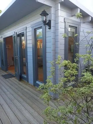 Deluxe Tek Büyük Yataklı Oda, Özel Banyo, Avlu Manzaralı (Scrummy Cabin)