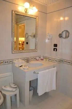 Classic Tek Büyük Yataklı Oda (with Spa Access)