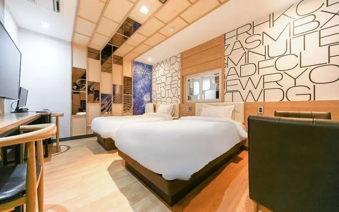 Oda (Twin mirror room (Cesco quarantine co)