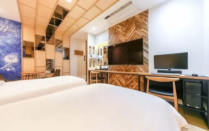 Oda (Twin mirror room (Cesco quarantine co)