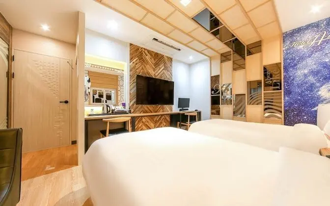 Oda (Twin mirror room (Cesco quarantine co)