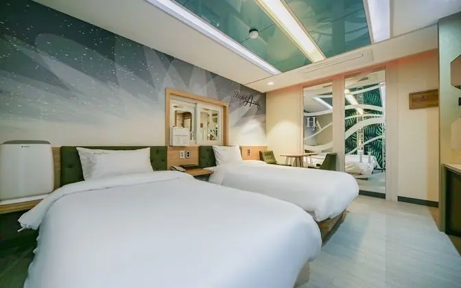 Oda (Twin mirror room (Cesco quarantine co)