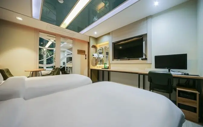 Oda (Twin mirror room (Cesco quarantine co)