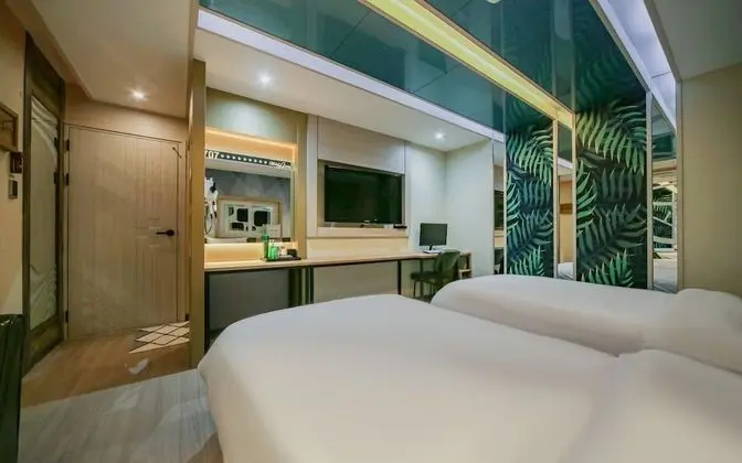 Oda (Twin mirror room (Cesco quarantine co)