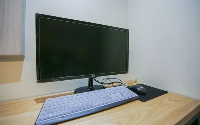 Oda (Twin mirror room (Cesco quarantine co)