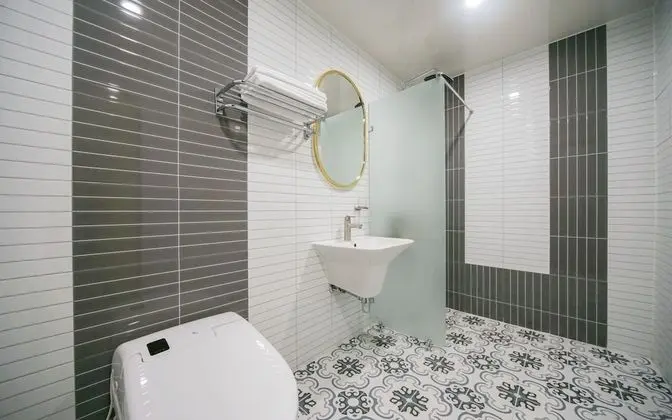 Oda (Twin mirror room (Cesco quarantine co)