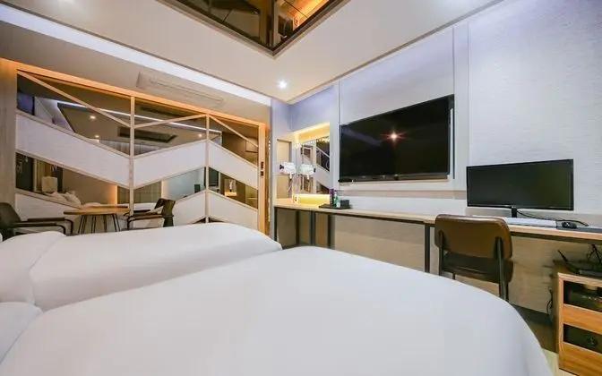 Oda (Twin mirror room (Cesco quarantine co)